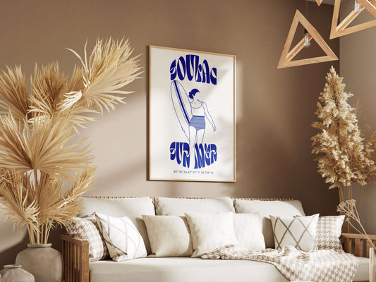 affiche de decoration avec une baigneuse dessiné avec un surf, soulac sur mer, bleu éclatant, affiche de qualité imprimé à Bordeaux, made in France